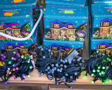 Kolorowe światełka choinkowe ze stoiska pana Bogdana