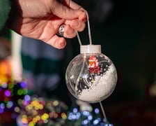 Lampka ze świętym mikołajem w środku - można taki komplet zawiesić na balkonie