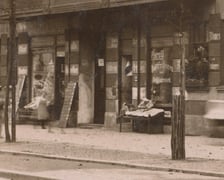 <p>Rok 1912, przy ul. Legnickiej 28-30.</p>