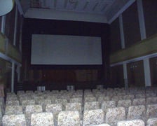 Budynek po kinie Lwów w 2022 roku (zdjęcie dzięki uprzejmości osób prowadzących profil FB Introwertyczny Wrocław i jego dzikie okolice)