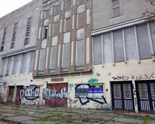 Budynek po kinie Lwów w 2022 roku (zdjęcie dzięki uprzejmości osób prowadzących profil FB Introwertyczny Wrocław i jego dzikie okolice)