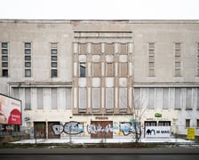 <p>Na zdjęciu obecny stan budynku przy ul. Hallera 15, w kt&oacute;rym mieściło się niegdyś Kino &bdquo;Lw&oacute;w&rdquo;</p>