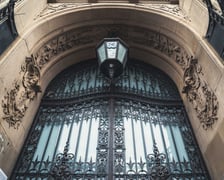 <p>Brama jednej z kamienic przy Podwalu, zdjęcie ilustracyjne</p>