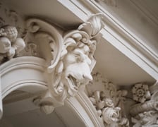 <p>Detal architektoniczny jednej z wrocławskich kamienic, zdjęcie ilustracyjne</p>