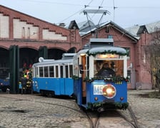 <p>Zabytkowy Konstal ND przystrojony na święta</p>