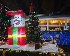 <p>Zabytkowy Konstal ND przystrojony na święta</p>