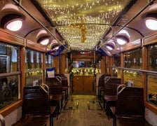 <p>Zabytkowy Konstal ND przystrojony na święta</p>