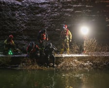 Akcja Służb ratowniczych po wpadnięciu auta do Odry przy Kępie Mieszczańskiej