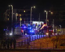 Akcja Służb ratowniczych po wpadnięciu auta do Odry przy Kępie Mieszczańskiej