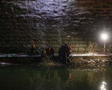 Akcja Służb ratowniczych po wpadnięciu auta do Odry przy Kępie Mieszczańskiej