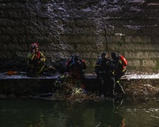 Akcja Służb ratowniczych po wpadnięciu auta do Odry przy Kępie Mieszczańskiej