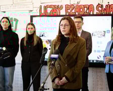 <p>Zdjęcie z konferencji prasowej dotyczącej wdrożenia programu "Zdalny psycholog" w 110 wrocławskich szkołach i przedszkolach. Na pierwszym planie&nbsp; Magdalena Brewińskaz Fundacji &bdquo;Wsp&oacute;lnie dla Sprawy&rdquo; i firmy Sigmacem</p>