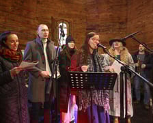 <p>Wsp&oacute;lne kolędowanie w dawnym kości&oacute;lku św. Jana Nepomucena, stojącym w Parku Szczytnickim. Wrocław, 24.01.2026</p>