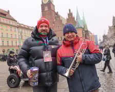 Finał WOŚP 2026 we wrocławskim Rynku - fotorelacja, 25.01. Z lewej prezydent Jacek Sutryk