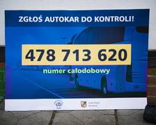 Numer telefonu: 478 713 620, pod który można zgłosić kontrolę autokaru