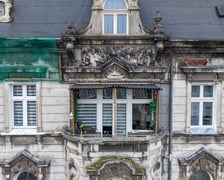 <p>To jedyna po tej stronie ulicy, przedwojenna kamienica</p>