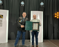 Główną nagrodę w ogólnopolskim konkursie zorganizowanym przez Polski Związek Przemysłu Oświetleniowego odbierają Przemysław Nowacki z Zarządu Dróg i Utrzymania Miasta we Wrocławiu oraz Paweł Gaworszczak z firmy LUG Light Factory.