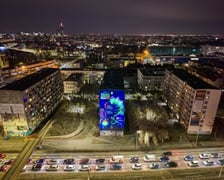 Mural z Marią Skłodowską-Curie na bloku we Wrocławiu, luty 2026