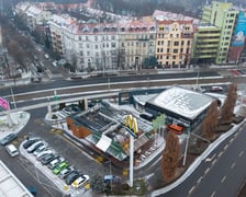 Widok na działkę z budynkami przeznaczonymi do rozbiórki: stacją paliw, restauracją i pawilonem (luty 2026)