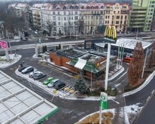 Widok na działkę z budynkami przeznaczonymi do rozbiórki: stacją paliw, restauracją i pawilonem (luty 2026)