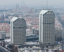 Widok na działkę z budynkami przeznaczonymi do rozbiórki: stacją paliw, restauracją i pawilonem (luty 2026)