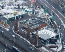 Widok na działkę z budynkami przeznaczonymi do rozbiórki: stacją paliw, restauracją i pawilonem (luty 2026)