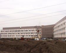 Widok na szpital onkologiczny w budowie, zima 2026