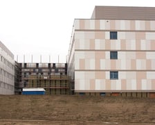 Widok na szpital onkologiczny w budowie, zima 2026