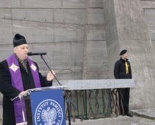 <p><span style="font-size: 11.0pt; line-height: 107%; font-family: 'Calibri',sans-serif; mso-ascii-theme-font: minor-latin; mso-fareast-font-family: Calibri; mso-fareast-theme-font: minor-latin; mso-hansi-theme-font: minor-latin; mso-bidi-font-family: 'Times New Roman'; mso-bidi-theme-font: minor-bidi; mso-ansi-language: PL; mso-fareast-language: EN-US; mso-bidi-language: AR-SA;">Wrocławskie uroczystości upamiętniające wyw&oacute;zkę polskich obywateli z teren&oacute;w zajętych przez ZSRR w 1939 roku przy pomniku &bdquo;Ofiarom Sybiru&rdquo; na placu Strzeleckim. Wrocław, 10.02.2026.&nbsp;</span></p>