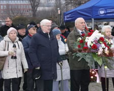 <p><span style="font-size: 11.0pt; line-height: 107%; font-family: 'Calibri',sans-serif; mso-ascii-theme-font: minor-latin; mso-fareast-font-family: Calibri; mso-fareast-theme-font: minor-latin; mso-hansi-theme-font: minor-latin; mso-bidi-font-family: 'Times New Roman'; mso-bidi-theme-font: minor-bidi; mso-ansi-language: PL; mso-fareast-language: EN-US; mso-bidi-language: AR-SA;">Wrocławskie uroczystości upamiętniające wyw&oacute;zkę polskich obywateli z teren&oacute;w zajętych przez ZSRR w 1939 roku przy pomniku &bdquo;Ofiarom Sybiru&rdquo; na placu Strzeleckim. Wrocław, 10.02.2026.&nbsp;</span></p>