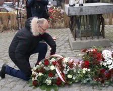 <p><span style="font-size: 11.0pt; line-height: 107%; font-family: 'Calibri',sans-serif; mso-ascii-theme-font: minor-latin; mso-fareast-font-family: Calibri; mso-fareast-theme-font: minor-latin; mso-hansi-theme-font: minor-latin; mso-bidi-font-family: 'Times New Roman'; mso-bidi-theme-font: minor-bidi; mso-ansi-language: PL; mso-fareast-language: EN-US; mso-bidi-language: AR-SA;">Wrocławskie uroczystości upamiętniające wyw&oacute;zkę polskich obywateli z teren&oacute;w zajętych przez ZSRR w 1939 roku przy pomniku &bdquo;Ofiarom Sybiru&rdquo; na placu Strzeleckim. Wrocław, 10.02.2026.&nbsp;</span></p>