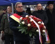 Wrocławskie uroczystości upamiętniające wyw&oacute;zkę polskich obywateli z teren&oacute;w zajętych przez ZSRR w 1939 roku przy pomniku &bdquo;Ofiarom Sybiru&rdquo; na placu Strzeleckim. Wieniec składa radny miejski Jarosław Krazue. Wrocław, 10.02.2026.