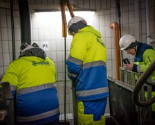 <p>Pieluchy, ubrania, zabawki - oto co pracownicy MPWiK wyławiają w zatkanych przepompowniach</p>