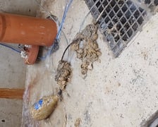 <p>Pieluchy, ubrania, zabawki - oto co pracownicy MPWiK wyławiają w zatkanych przepompowniach</p>