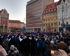 chóry akademickie Wrocławia śpiewają hymny Ukrainy i Polski