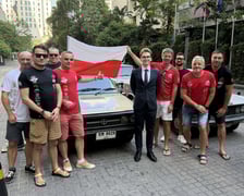 <p>Uczestnicy wyprawy pod polską ambasadą w Bangkoku</p>