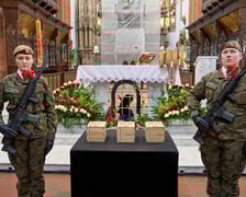 Uroczystość pochówku ofiar zbrodni katyńskiej w Kościele Garnizonowym we Wrocławiu