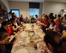 Pierwszy dzień lepienia pierogów dla Ukrainy na ul. Łaciarskiej 32