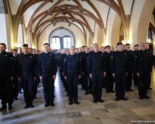 Ślubowanie nowoprzyjętych policjantów garnizonu dolnośląskiego w Sali Rycerskiej wrocławskiego Ratusza.