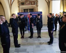 Ślubowanie nowoprzyjętych policjantów garnizonu dolnośląskiego w Sali Rycerskiej wrocławskiego Ratusza.