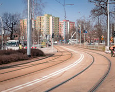 <p>200-metrowy odcinek trasy autobusowo-tramwajowej jest już niemal gotowy. Zdjęcie z 11 marca&nbsp;</p>