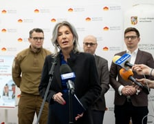 Konferencja dotycząca szkoleń w ramach programu Bezpieczny Wrocław 17 marca 2026. Na pierwszym planie wiceprezydent Wrocławia Renata Granowska