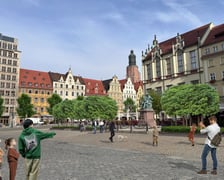 <ul>
<li><strong>ok. 5 mln zł</strong> - zazielenianie wrocławskiego Rynku i ul. Świdnickiej</li>
<li><strong>11 mln zł</strong> &ndash; koszty miesięcznego utrzymania czystości i porządku na terenie gminy Wrocław w sezonie zimowym (obejmują pas drogowy oraz tereny zewnętrzne)</li>
<li><strong>8,8 mln zł</strong> &ndash; koszty miesięcznego utrzymania czystości i porządku na terenie gminy Wrocław w sezonie letnim (obejmuje pas drogowy oraz tereny zewnętrzne)</li>
<li><strong>1 mln zł</strong> &ndash; budowa małego placu zabaw (do 200 mkw.)</li>
<li><strong>6,6 mln zł</strong> &ndash; roczne utrzymanie schroniska dla zwierząt</li>
<li><strong>63 tys zł</strong> &ndash; miesięczne utrzymanie Parku Południowego</li>
<li><strong>8 tys. zł</strong> &ndash; dopłata do wymiany jednego pieca</li>
<li><strong>7 tys. zł</strong> &ndash; zakup i montaż ławki parkowej oraz ławki w przestrzeni miejskiej</li>
<li><strong>5 tys. zł</strong> &ndash; zakup i montaż kosza na śmieci w parku</li>
<li><strong>42 zł &ndash;</strong> dzienne utrzymanie psa lub kota w schronisku</li>
</ul>