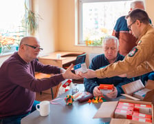 Wręczenie czujek dymu w DPS przy ul. Ciepłej we Wrocławiu