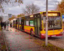 <p>Streetbus na przystanku</p>