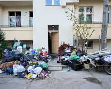 Usuwanie odpadów z podwórka przy ul. Grunwaldzkiej