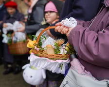 Święcenie pokarmów przed katedrą na Ostrowie Tumskim.