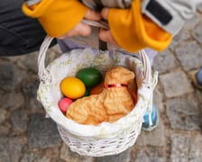 Święcenie pokarmów przed katedrą na Ostrowie Tumskim.