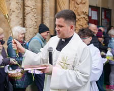Święcenie pokarmów przed katedrą na Ostrowie Tumskim.