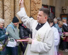 Święcenie pokarmów przed katedrą na Ostrowie Tumskim.